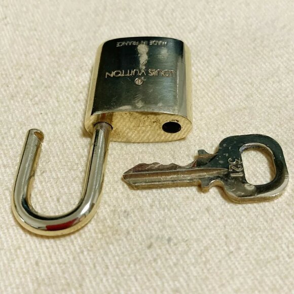 LOUIS VUITTON LV 10 SET PADLOCK CADENA KEY BAG CHARM GOLD PLATED FRANCE 33PDA123 - Picture 3 of 4